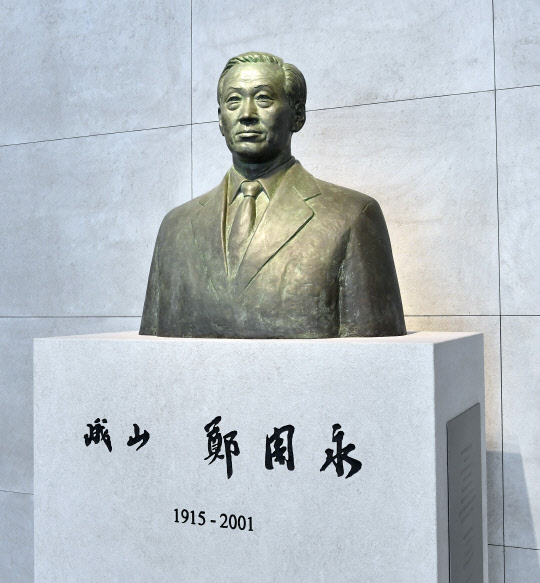 아산 정주영 흉상 계동사옥 본관 이전 설치. <아산 20주기 추모위원회 제공>